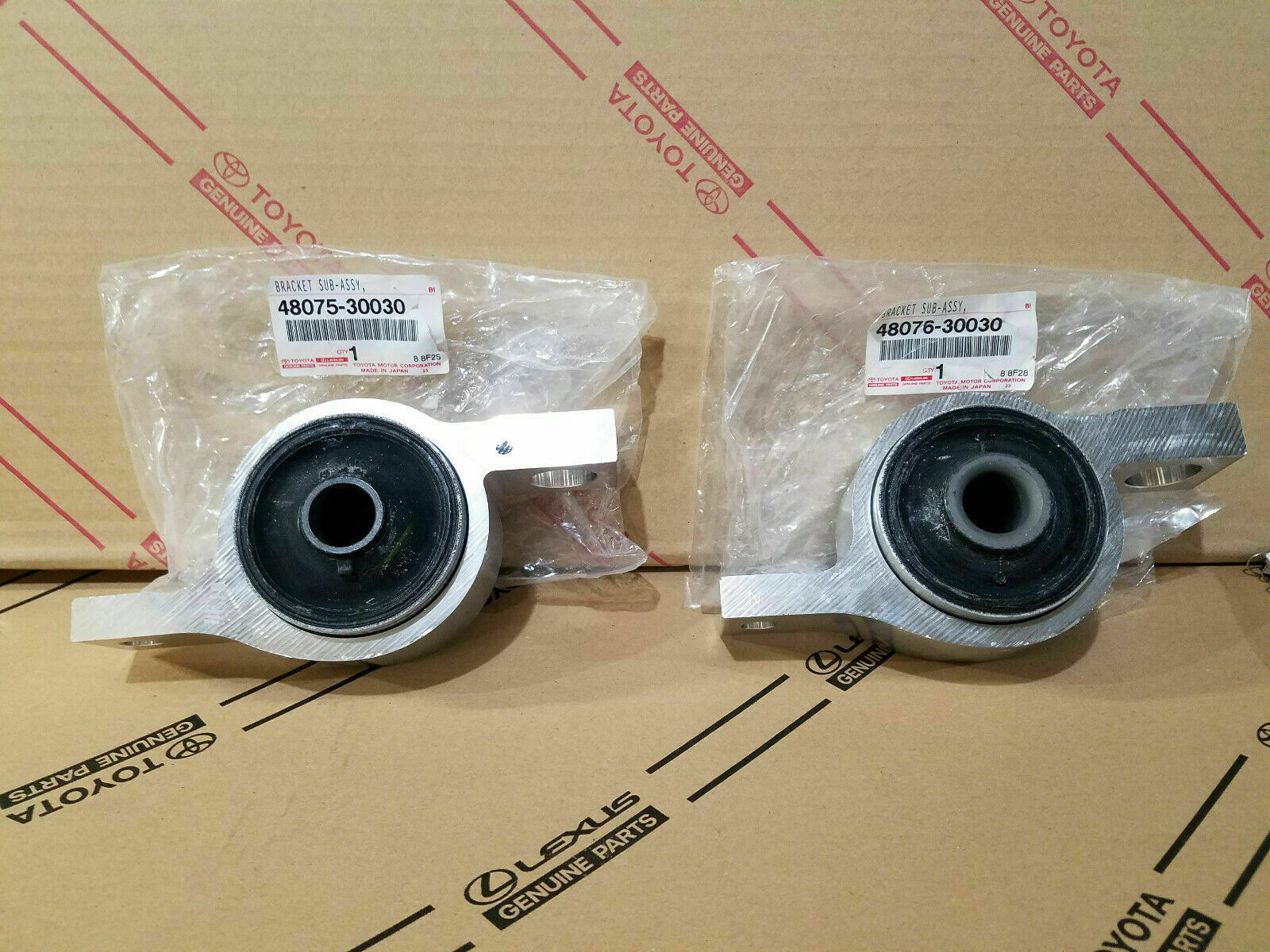 Toyota Genuine Lower Control Arm Bushing Set Lexus Front Left & Right Oem